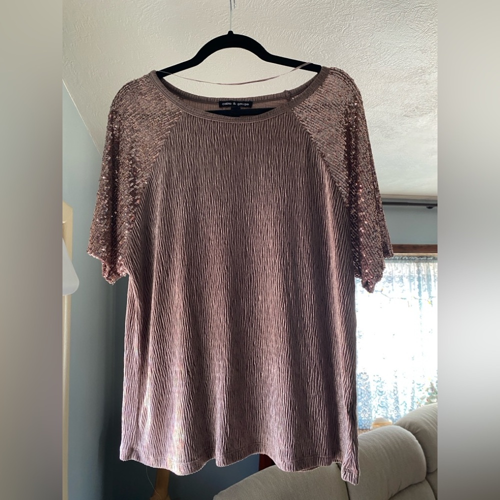Cable and Gauge size L Mauve Velour and Sequin Elevated Tee